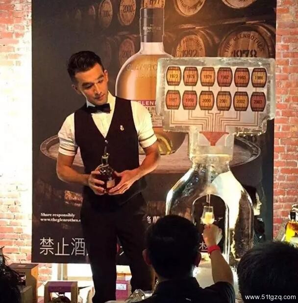 熟男酒保的正装Play，小编醉了！！ - 51虹马