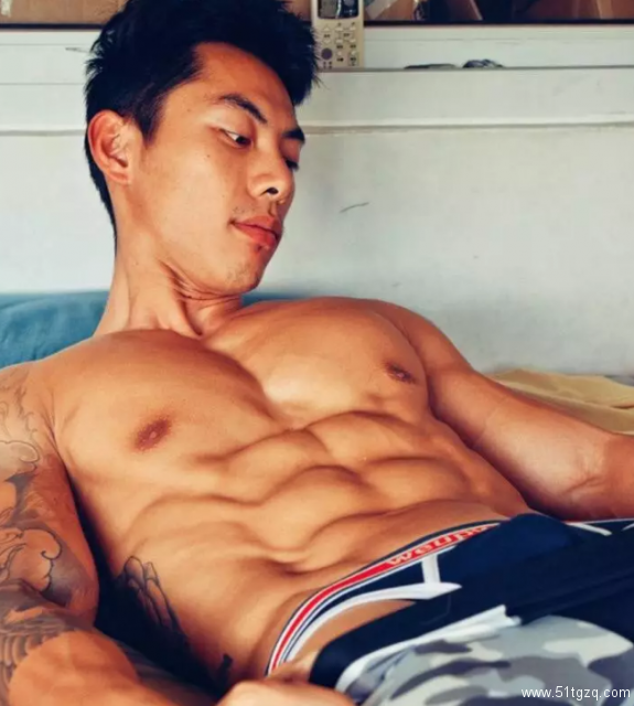 19岁直男，被扔到床上，一个人偷偷跑到厕所哭 - 51虹马