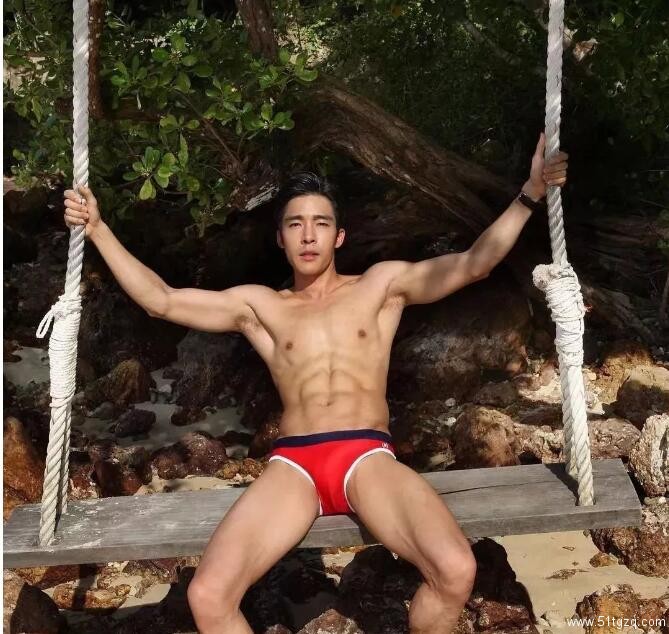 帅“爸爸”运动小短裤下果然藏着巨物 - 51虹马