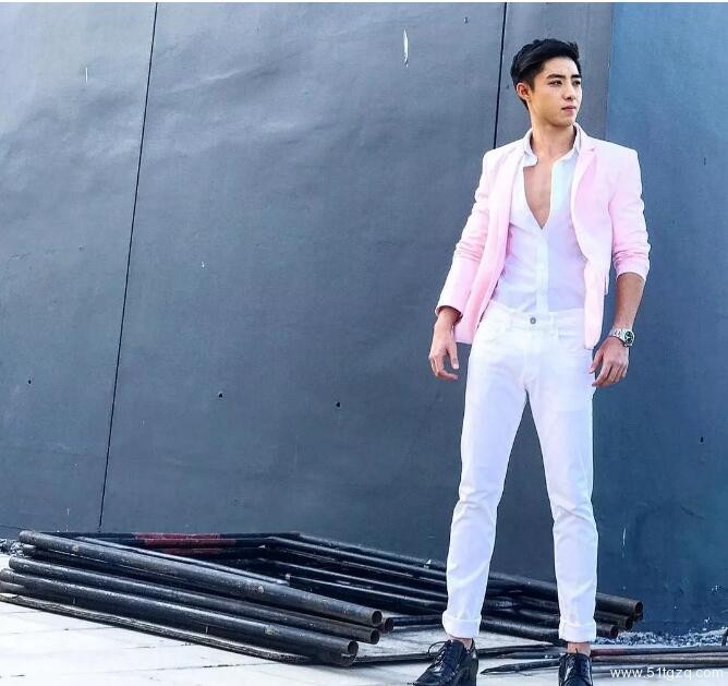 看点∣原味小鲜肉自带美颜效果，超高颜值六块腹肌，嫩的让你上瘾！ - 51虹马