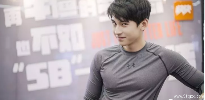 小鲜肉健身男神，人鱼线倒三角，这里有个超级好看的运动小哥等你查收! - 51虹马