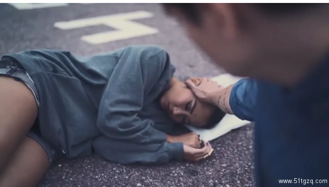 《深郁之蓝》:高颜值导演的迷情夜,亚裔也出了位多兰? - 51虹马 《深郁之蓝》:高颜值导演的迷情夜,亚裔也出了位多兰? - 51虹马