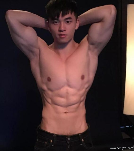 台湾网红直男体育生肌肉写真，身材堪比男模！ - 51虹马