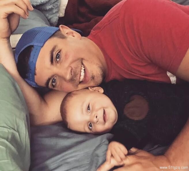 美帝夫夫超幸运 通过代孕即将迎来三胞胎 四个孩子养的过来吗!!! - 51虹马