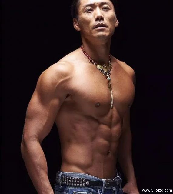 拥有世界级Body的狂放大叔，年少也是清新鲜肉过 - 51虹马