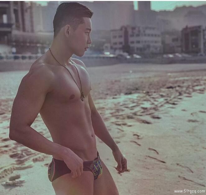 泳裤都快撑爆了，这位韩国肌肉帅哥实力不俗！ - 51虹马