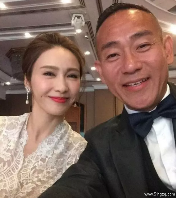 简直了！52岁香港【男星林保怡】与小鲜肉海边嬉戏竟硬了 - 51虹马