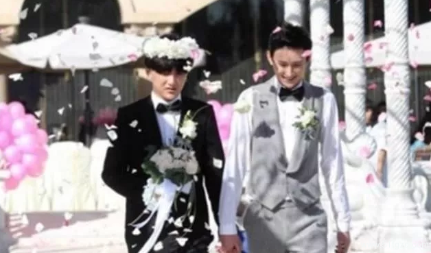 公开结婚的第一对同性恋明星，当众拥吻 你觉得了！ - 51虹马