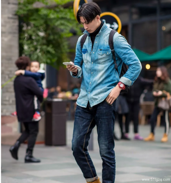 街拍成都男生，去的时候是直的，回来的时候有点弯 - 51虹马