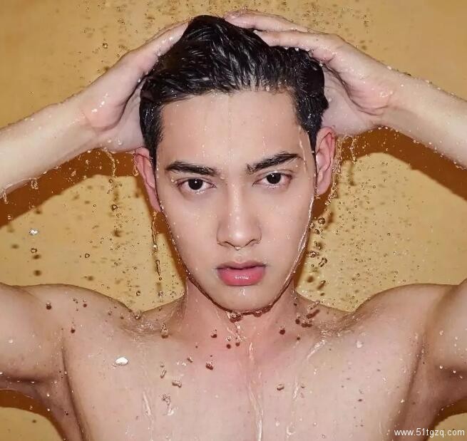 看点∣自带美颜效果的白嫩帅气小鲜肉，除了颜值还有可口的身材！ - 51虹马