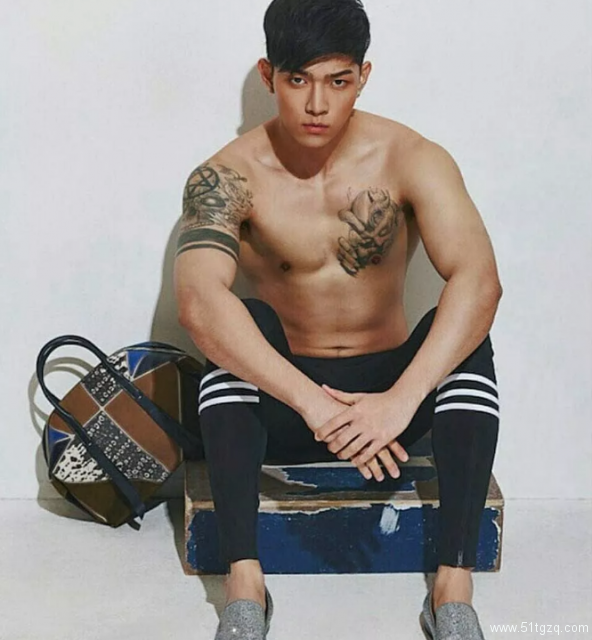 自拍不雅视频网上疯传，偶像男星到警局承认！ - 51虹马