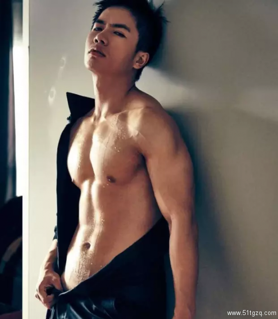 大胸翘臀男模照，实在太火辣了！ - 51虹马