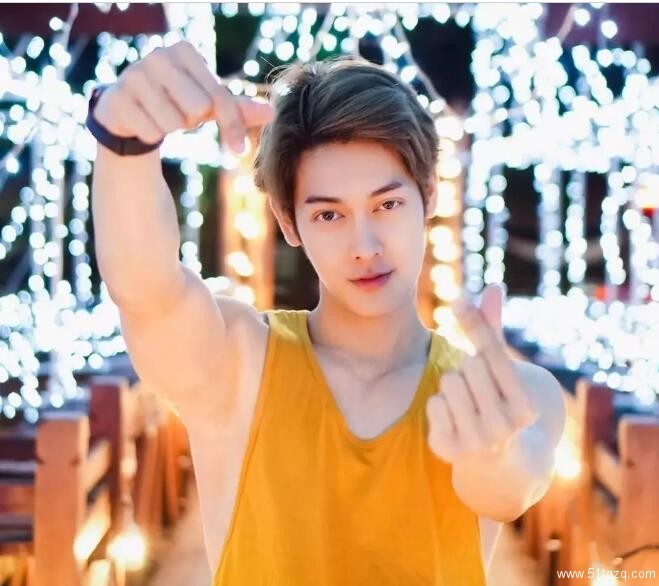 看点∣自带美颜效果的白嫩帅气小鲜肉，除了颜值还有可口的身材！ - 51虹马