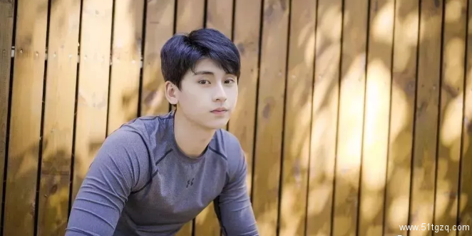 小鲜肉健身男神，人鱼线倒三角，这里有个超级好看的运动小哥等你查收! - 51虹马