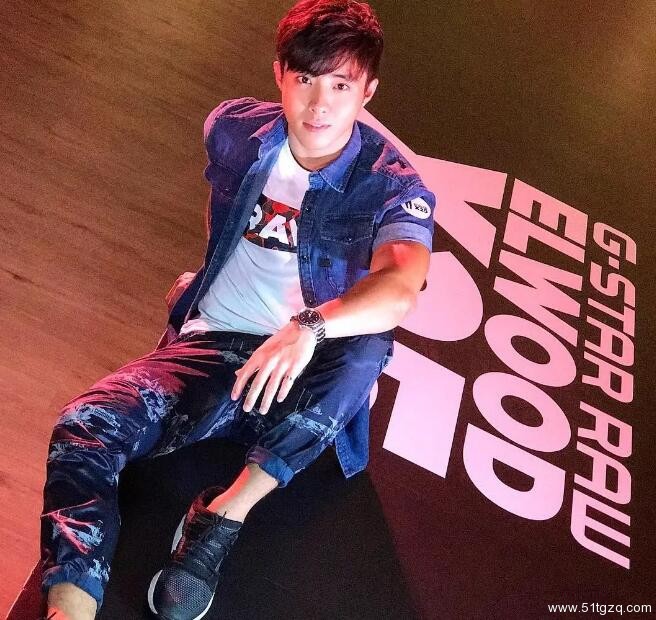 看点∣原味小鲜肉自带美颜效果，超高颜值六块腹肌，嫩的让你上瘾！ - 51虹马