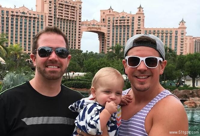 美帝夫夫超幸运 通过代孕即将迎来三胞胎 四个孩子养的过来吗!!! - 51虹马