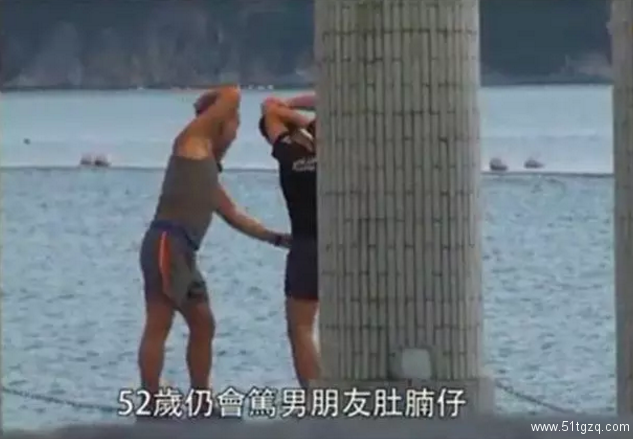 简直了！52岁香港【男星林保怡】与小鲜肉海边嬉戏竟硬了 - 51虹马