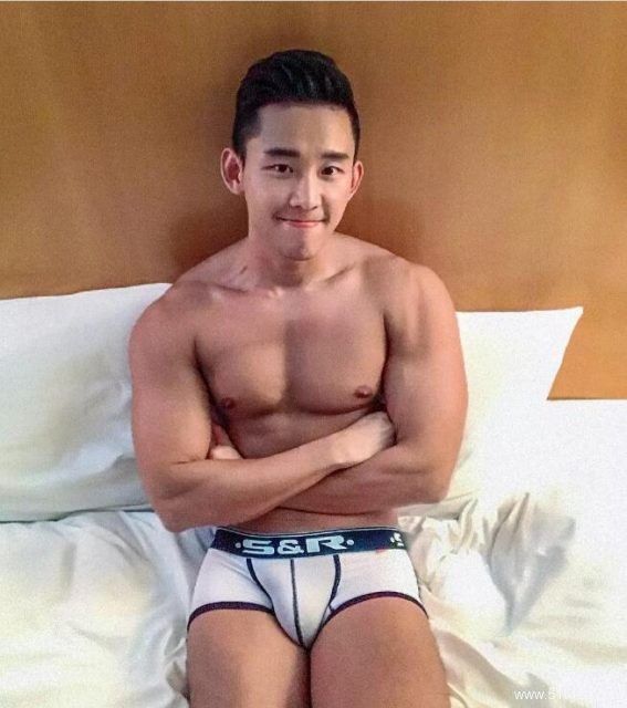 泳裤都快撑爆了，这位韩国肌肉帅哥实力不俗！ - 51虹马