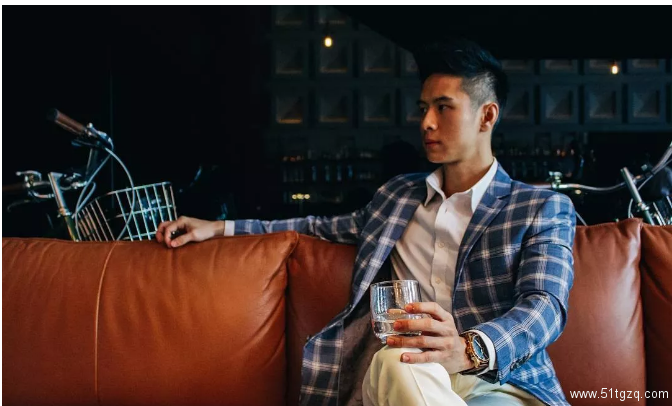 是男模也是飞行员！脱下衣服接受冰水挑战，身材不要太撩人！ - 51虹马