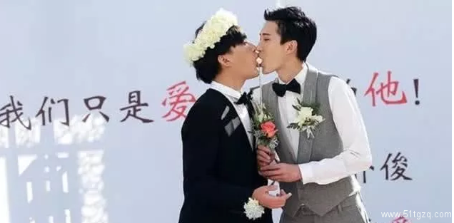 公开结婚的第一对同性恋明星，当众拥吻 你觉得了！ - 51虹马