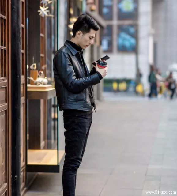 街拍成都男生，去的时候是直的，回来的时候有点弯 - 51虹马