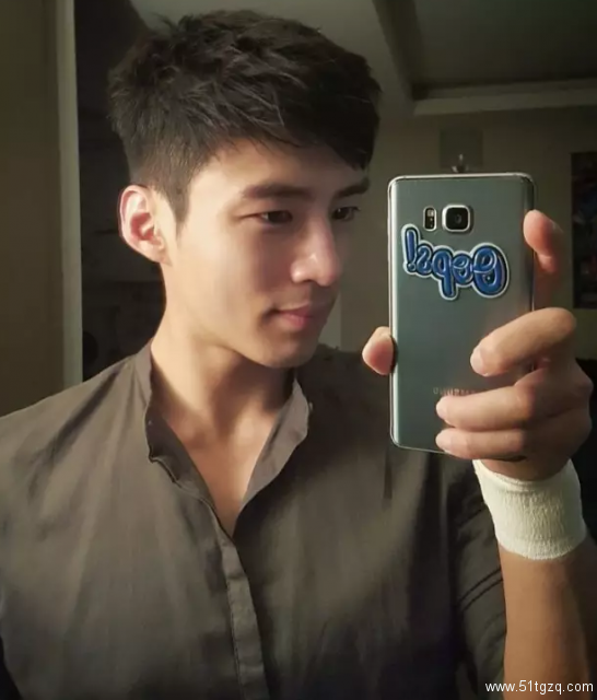 正装Play的大长腿帅气直男，脱掉衣服后腹肌人鱼线，让网友疯狂打Call！ - 51虹马