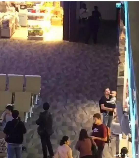 人鱼线肌肉男吃太多伟哥失去理智裸闹泰国机场 - 51虹马