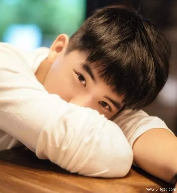 吃可爱多长大的白衣少年，干净而美好的初恋感！－－王安宇 - 51虹马