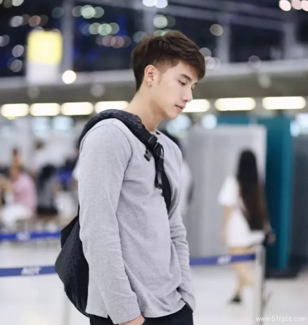 肌肉男神花式飙车！不仅有肌肉身材，还是个爱笑的阳光大男孩！ - 51虹马