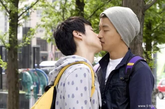 韩国同志电影兵哥哥和男友嘿咻被妈妈撞见怎么办？ - 51虹马