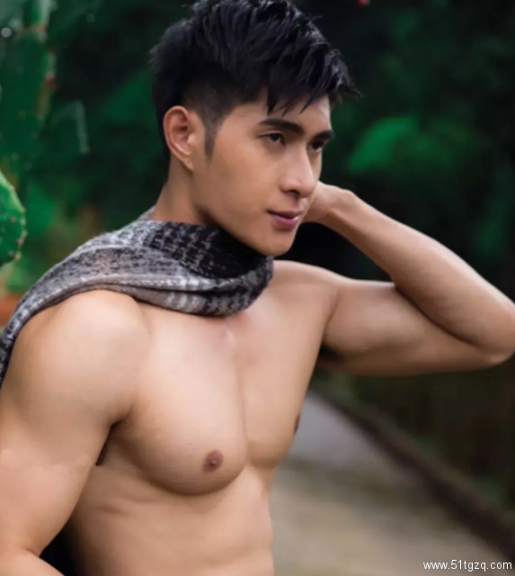 靠六块腹肌毁掉童年的肌肉版哆啦A梦，又拍写真啦！ - 51虹马