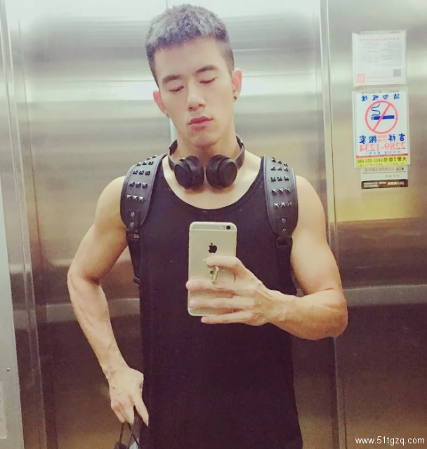 退伍小哥，帅气火入娱乐圈，你看好他吗？ - 51虹马