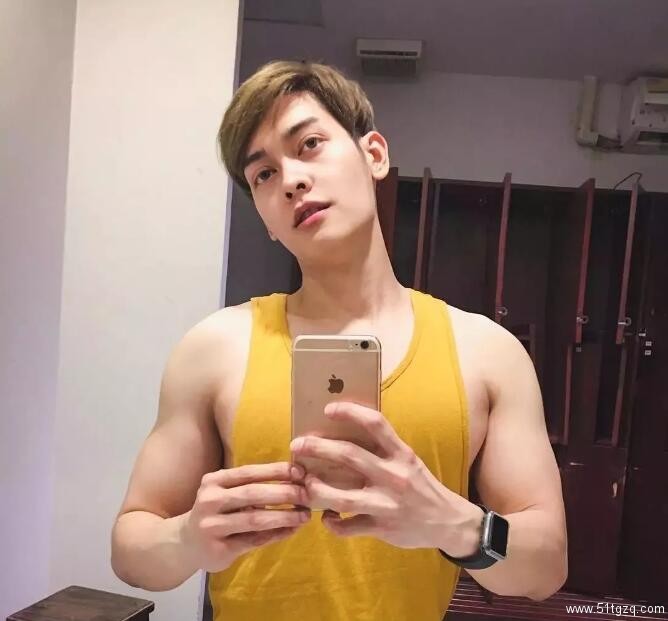 看点∣自带美颜效果的白嫩帅气小鲜肉，除了颜值还有可口的身材！ - 51虹马