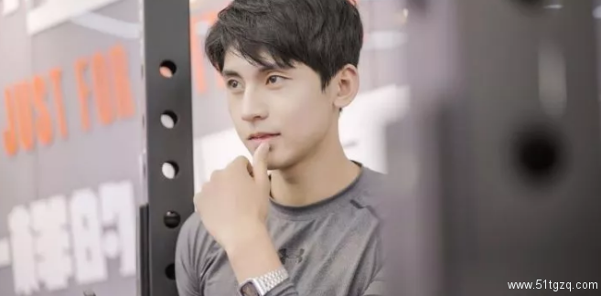 小鲜肉健身男神，人鱼线倒三角，这里有个超级好看的运动小哥等你查收! - 51虹马