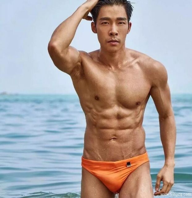 帅“爸爸”运动小短裤下果然藏着巨物 - 51虹马