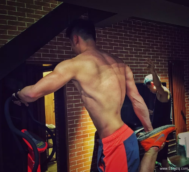 185帅气鲜肉健身私教，用满满的肌肉和大长腿撩你没商量！ - 51虹马