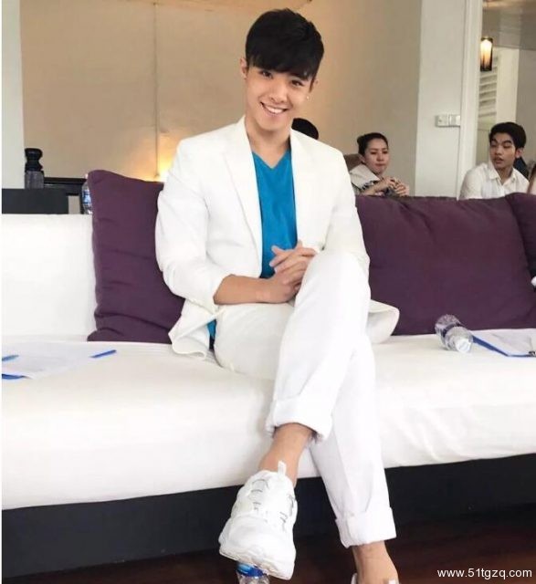 看点∣原味小鲜肉自带美颜效果，超高颜值六块腹肌，嫩的让你上瘾！ - 51虹马