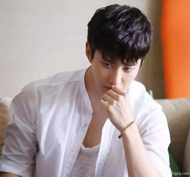 看点∣赵薇黄晓明都忍不住夸他帅！八块腹肌狗粮小鲜肉，暖男属性秒杀全场！ - 51虹马