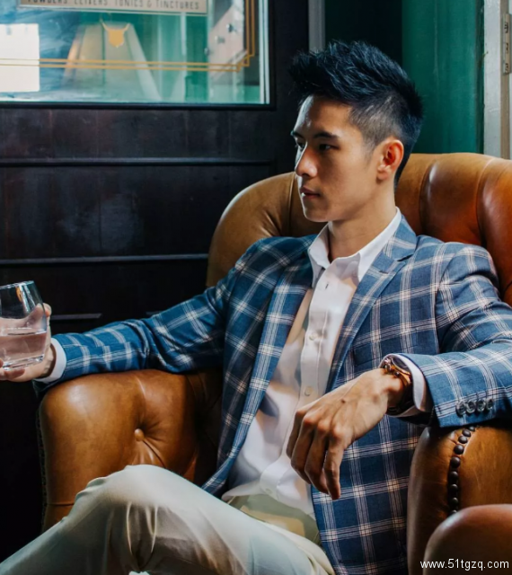 是男模也是飞行员！脱下衣服接受冰水挑战，身材不要太撩人！ - 51虹马