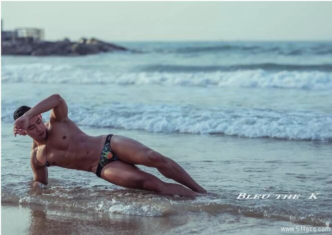 泳裤都快撑爆了，这位韩国肌肉帅哥实力不俗！ - 51虹马