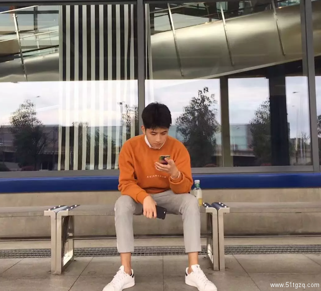 街拍成都男生，去的时候是直的，回来的时候有点弯 - 51虹马