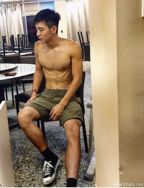 古铜色大长腿、公狗腰，台大体育校草吸粉上万 - 51虹马