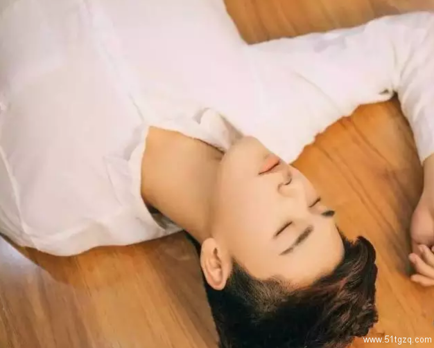 17岁的高颜粉嫩小鲜肉 快要被他萌翻了 - 51虹马