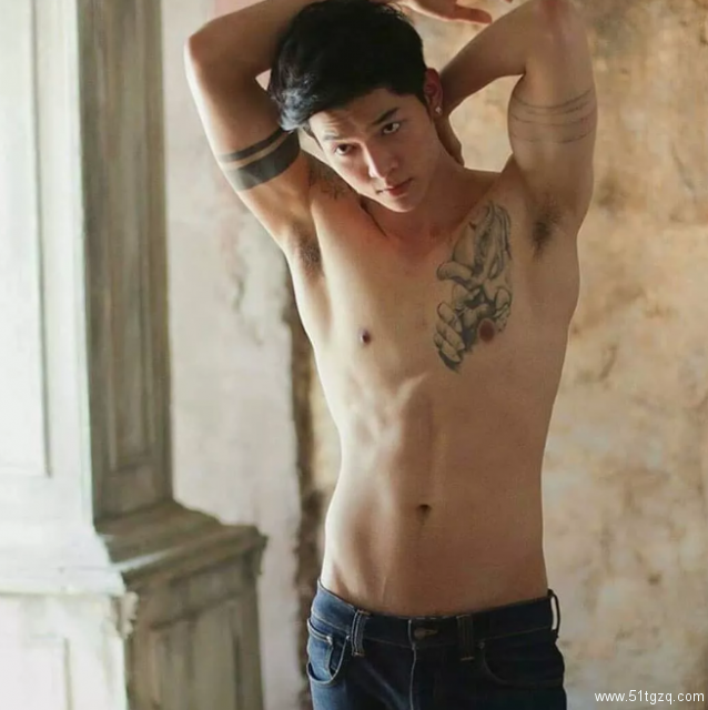 自拍不雅视频网上疯传，偶像男星到警局承认！ - 51虹马