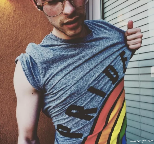 G男优爆料曾被男搭档性侵？舔屏超帅的花滑gay运动员！ - 51虹马