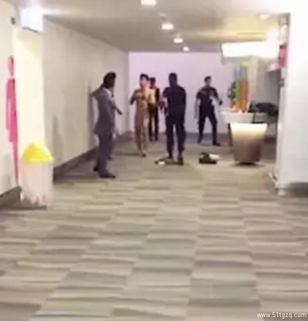 人鱼线肌肉男吃太多伟哥失去理智裸闹泰国机场 - 51虹马