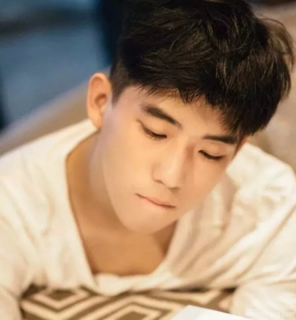 吃可爱多长大的白衣少年，干净而美好的初恋感！－－王安宇 - 51虹马