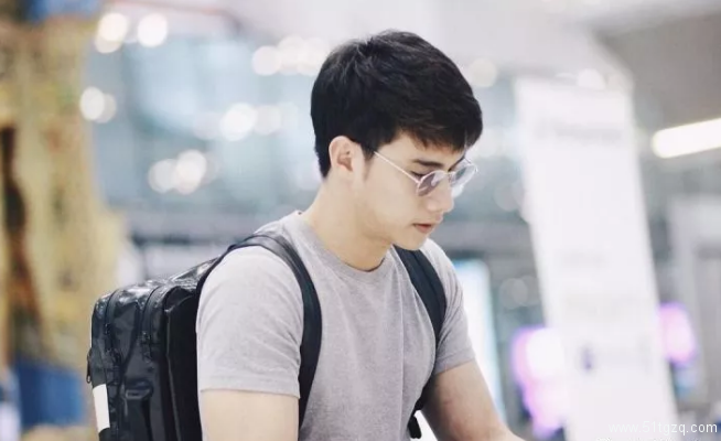 肌肉男神花式飙车！不仅有肌肉身材，还是个爱笑的阳光大男孩！ - 51虹马