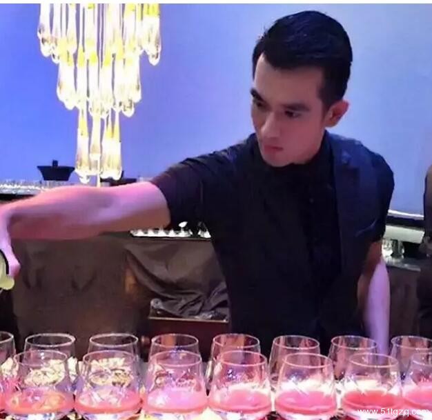 熟男酒保的正装Play，小编醉了！！ - 51虹马
