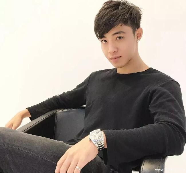 看点∣原味小鲜肉自带美颜效果，超高颜值六块腹肌，嫩的让你上瘾！ - 51虹马